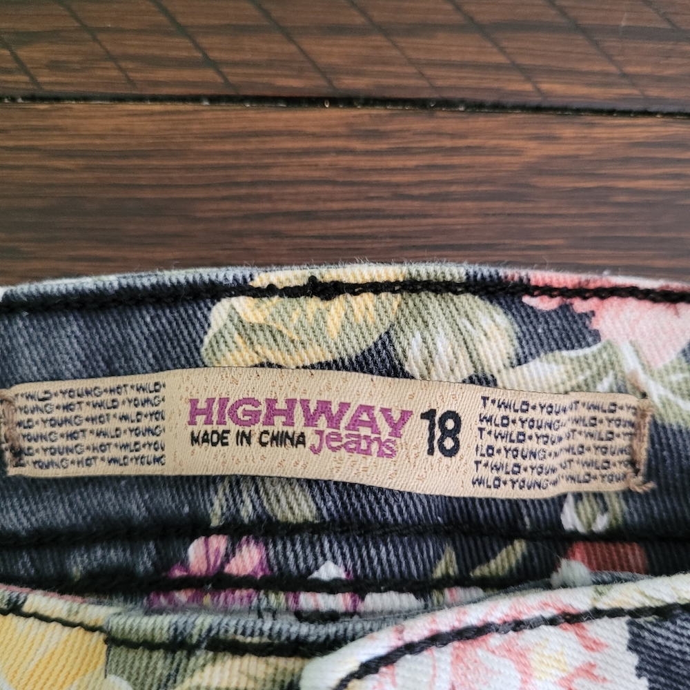 HIGHWAY JEANS Women's Shorts Size 18 Denim Streach Floral Cottagecore - Picture 2 of 9
